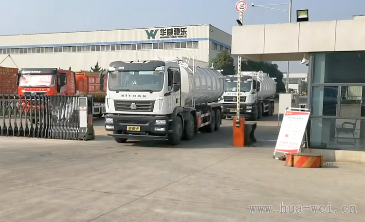  兩臺8x4重汽汕德卡【國六排放】污泥罐車(chē)發(fā)往廣東市場(chǎng)